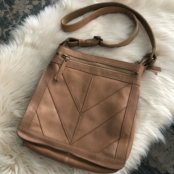 Lucky Brand Handbags - Lucky Brand tan leather shoulder purse adjustable strap zipper closure